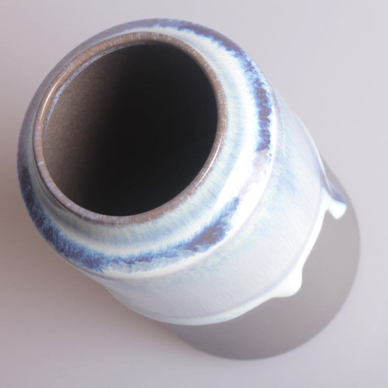 Lille unika "Kontrast" vase (mørkegrå/hvid/blå)