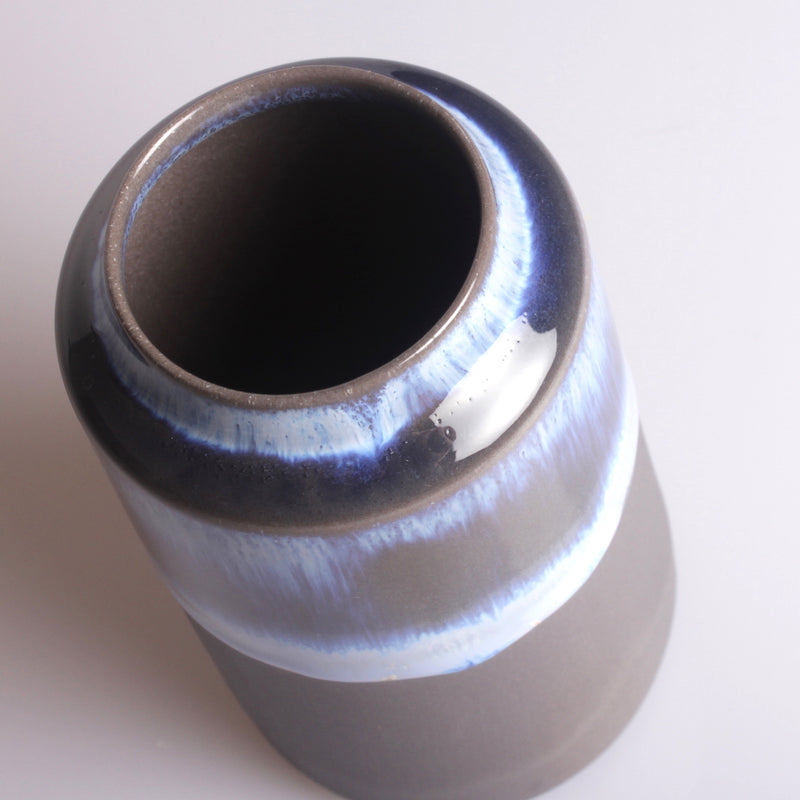 Lille unika "Kontrast" vase (mørkegrå/blå)