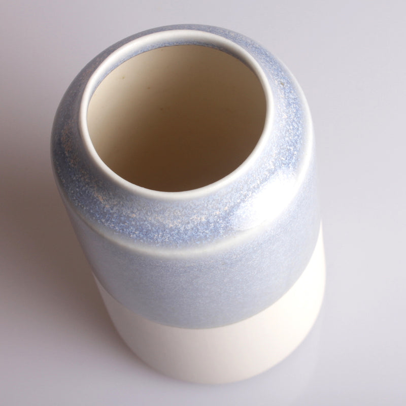 Lille unika "Kontrast" vase (hvid/lyseblå)